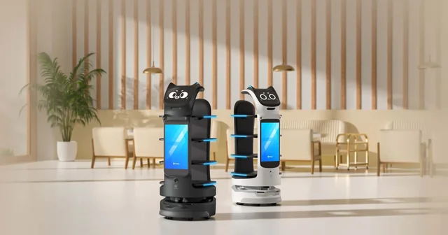 Robots comerciales PUDU BellaBot Pro en un entorno de hostelería